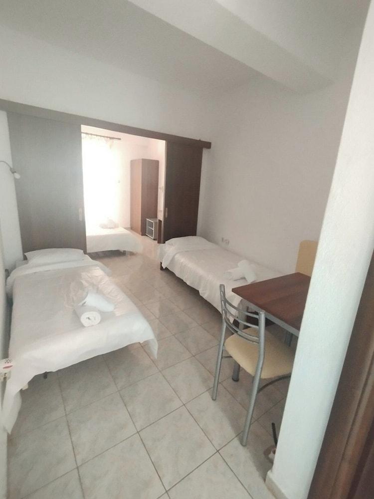 Eleni Kandilari Rooms