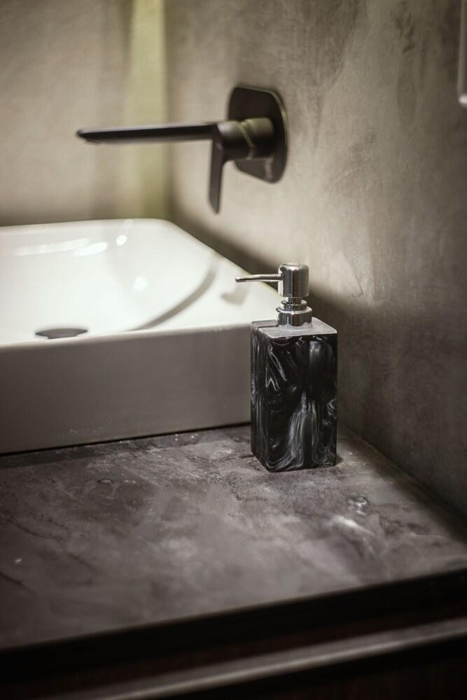 Dezman Luxury Center