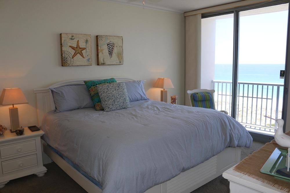 Emerald Dolphin by Surfside VR