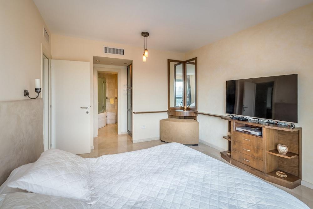 Beach Front By Ritz Hotel Pool Parking