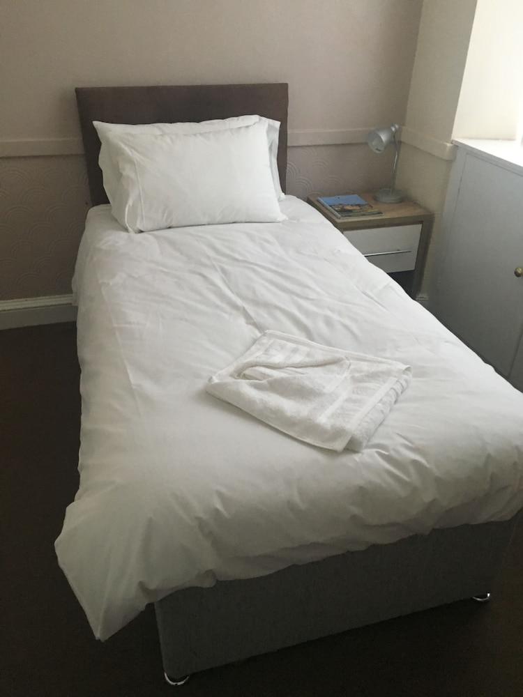 George and Abbotsford Hotel