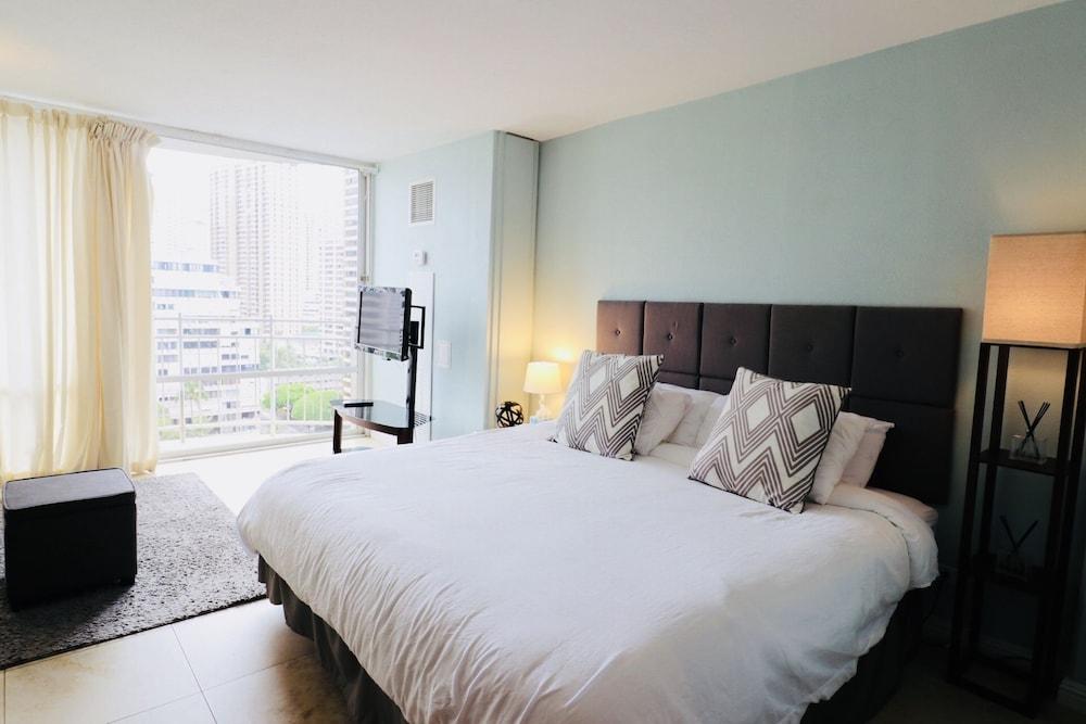 Ilikai Marina Condo Vacations