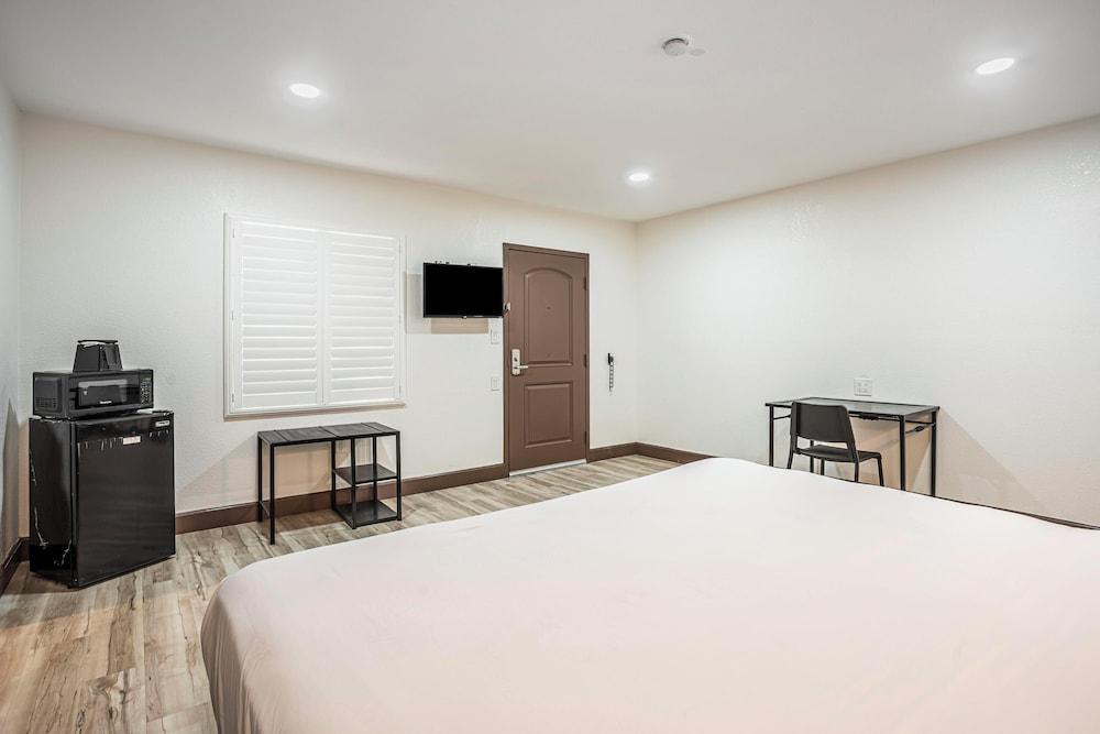 The Greens Hotel - Stockton Blvd