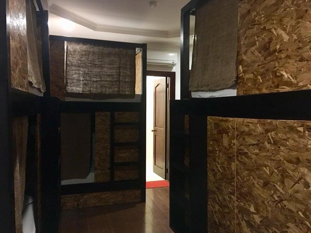 Spinning Cat Hostel - Adults Only