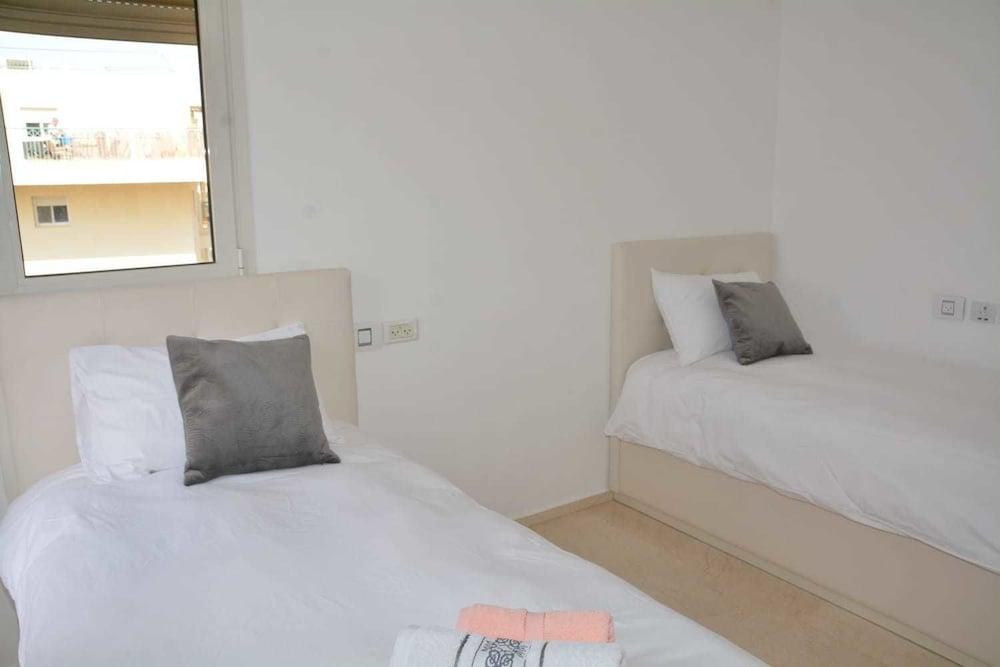 Renovated White 3BD next to Beach - Pool