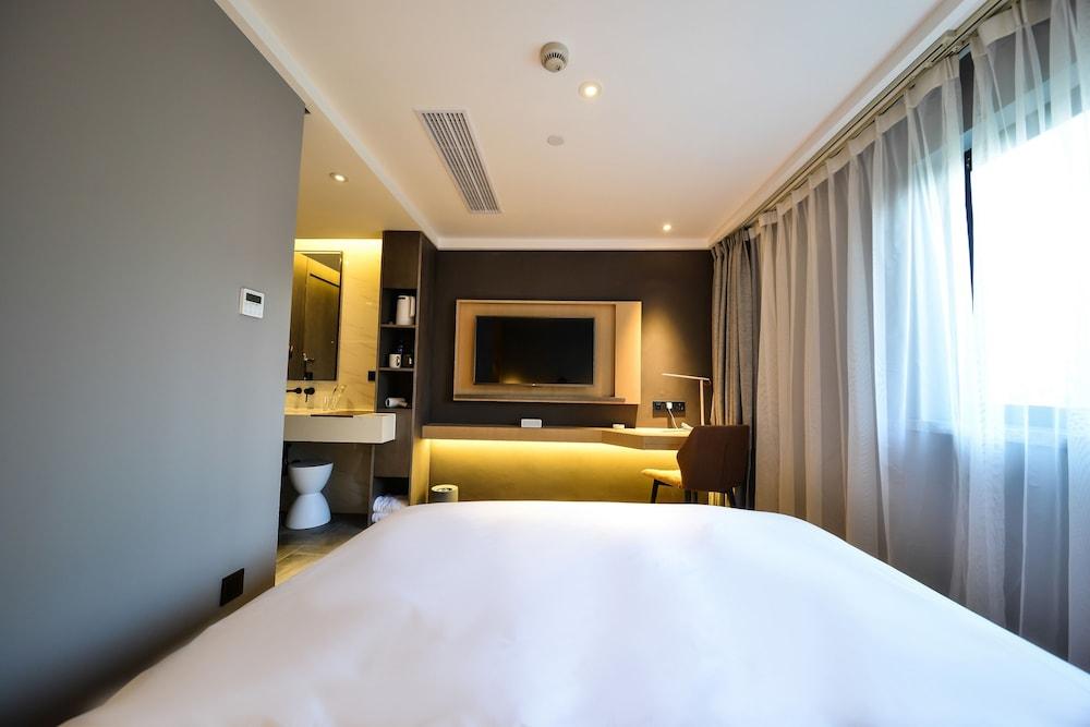 MIJU HOUSE Gubei-a small white building beside Shanghai oil painting sculpture institute