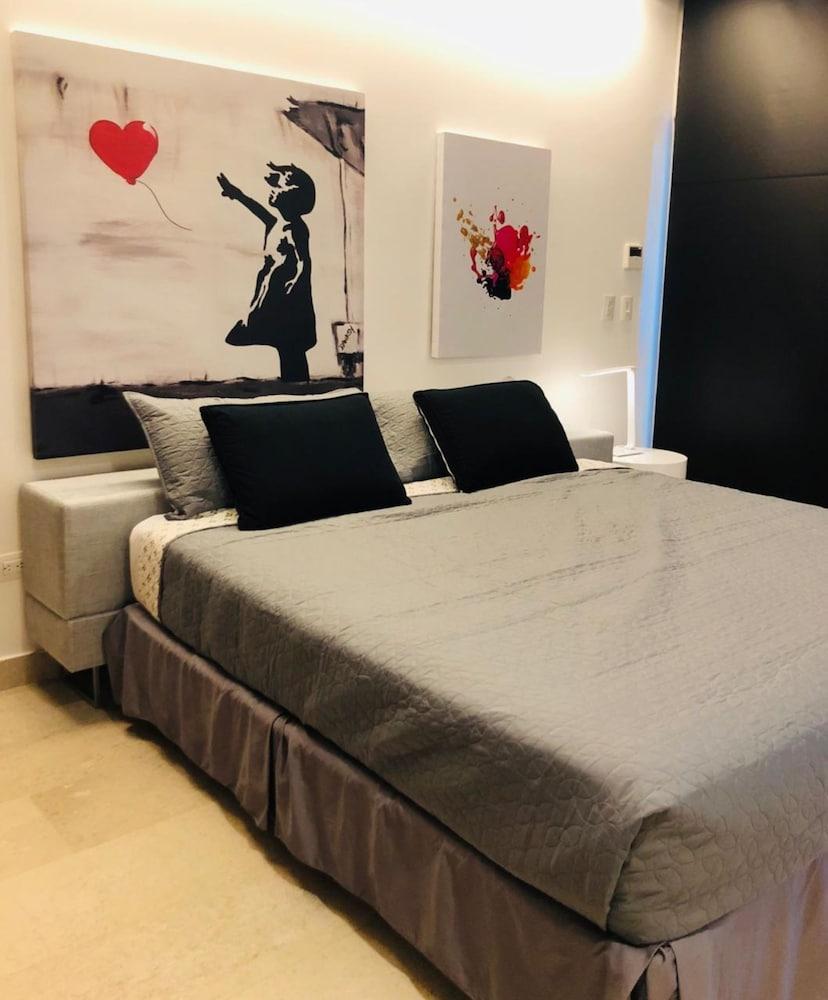 Full Stylish 2BR apartment in heart of town by Happy Address