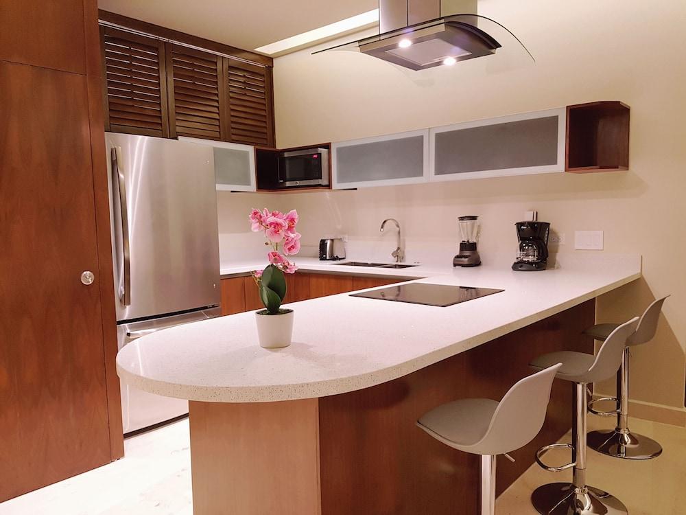 Cozy 1 BR apartment steps away from the Beach by Happy Address