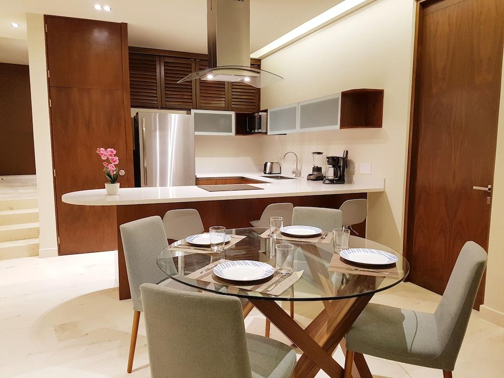 Cozy 1 BR apartment steps away from the Beach by Happy Address