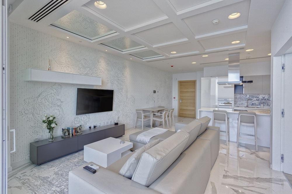 Luxury Apt Ocean Views in Tigne Point, With Pool