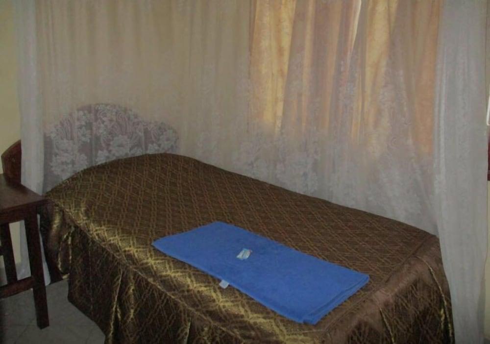 Ganjoni wananchi Hotel