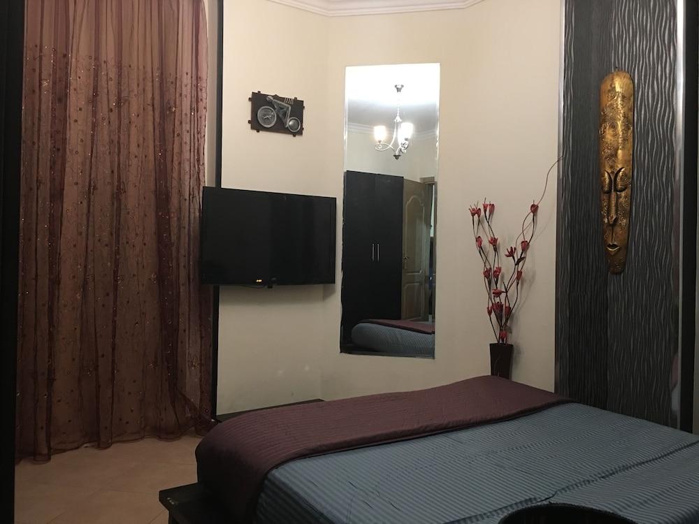 Pool View Apart At British Resort 252