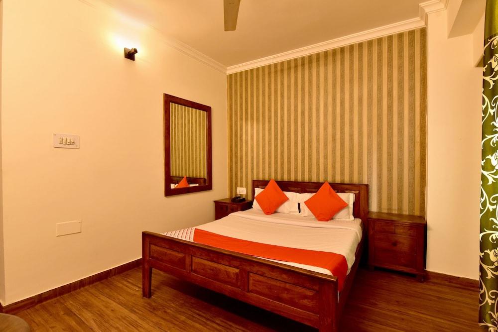 OYO 22915 C M Regency