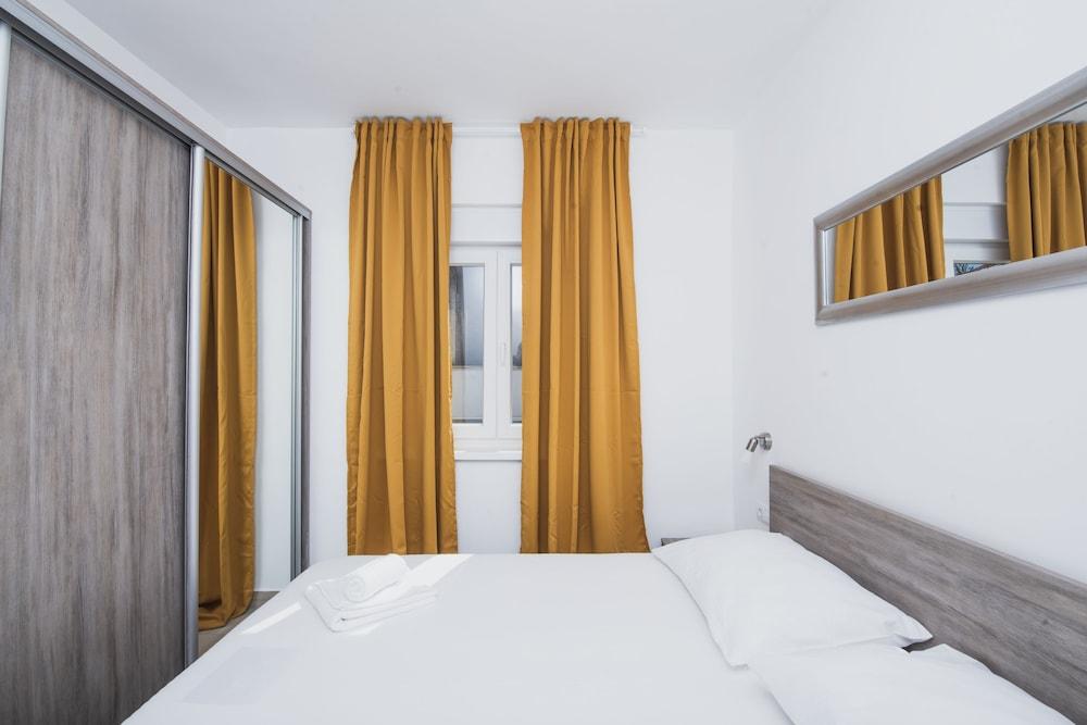 Apartments by the Sea Semy