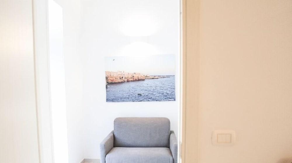 Ailanthus Holiday Suites