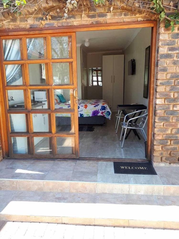 8 Soenie Avenue Self Catering