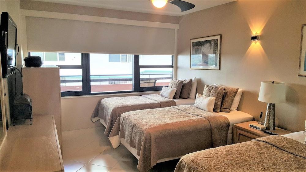 Alexander 1618 2 Bedroom Apts by RedAwning