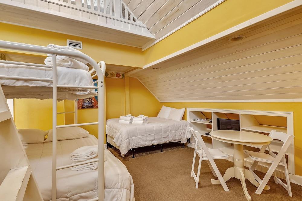 Sandpiper Cove 0012 3 Bedroom Villa by RedAwning