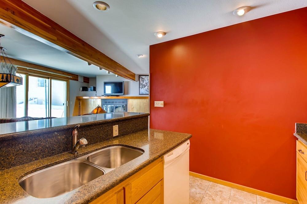 Updated 1 Br - Ski-in/ski-out Access 1 Bedroom Condo - No Cleaning Fee! by RedAwning