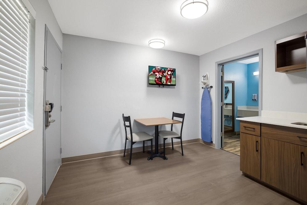 HomeTowne Studios by Red Roof Orange, TX