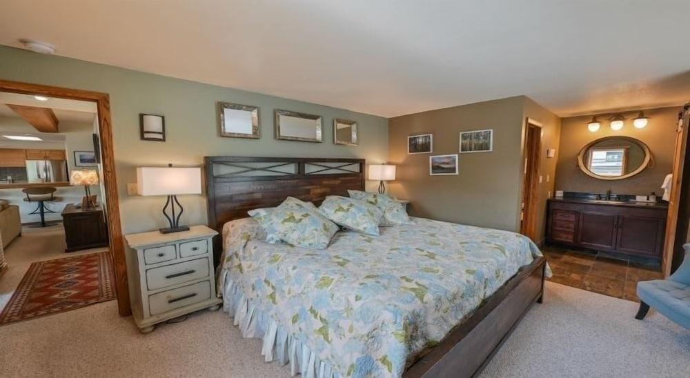 Rustic Mountain 3 Br  Plaza 3 Bedroom Condo - No Cleaning Fee! by RedAwning