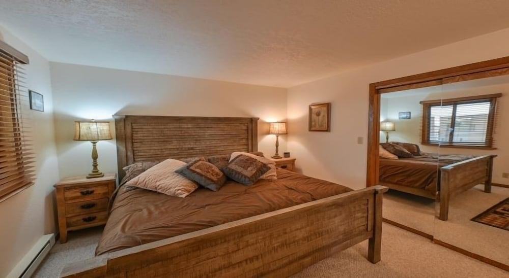 Rustic Mountain 3 Br  Plaza 3 Bedroom Condo - No Cleaning Fee! by RedAwning