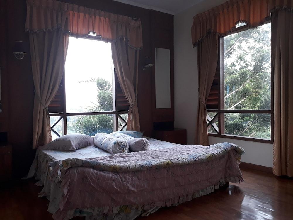 Villa Beverly Hills Puncak for 50 pax