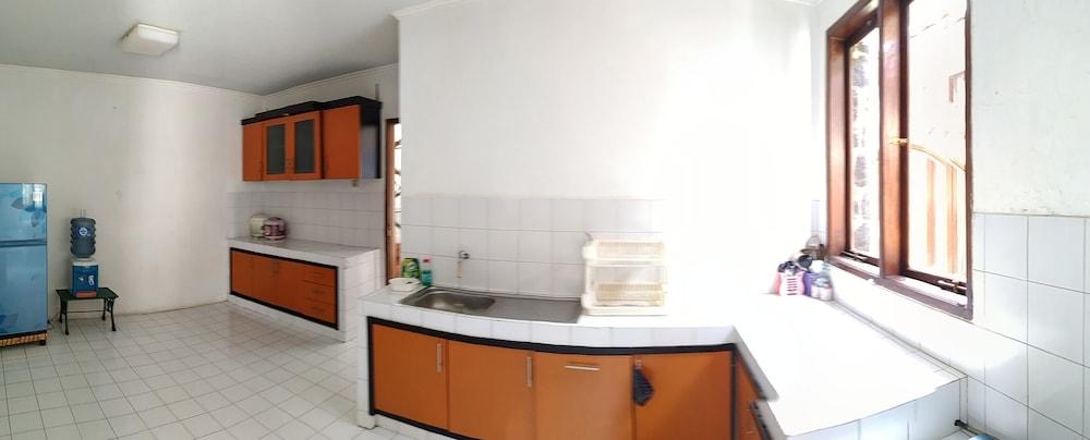 Villa Pinggir Danau Puncak for 30 pax