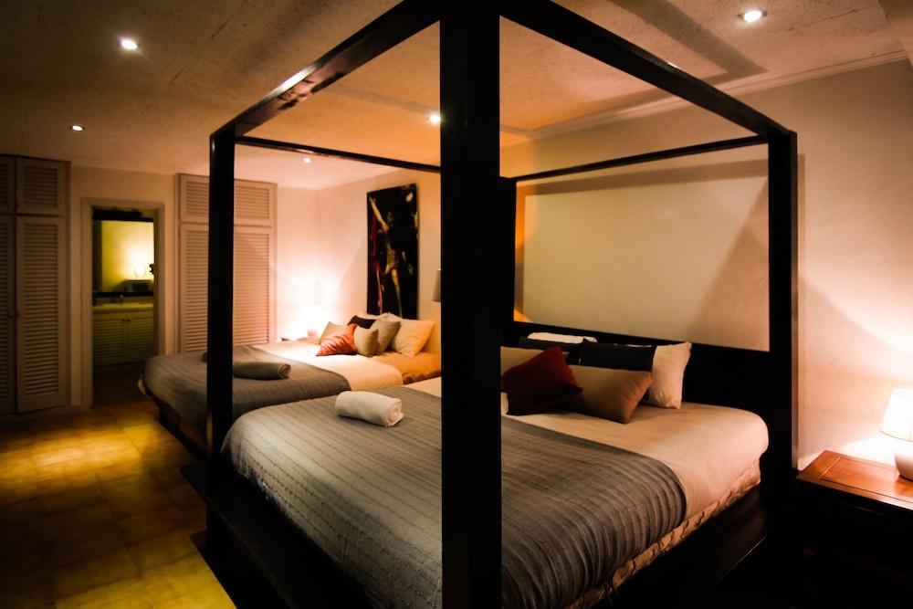 Villa The Rock Legends