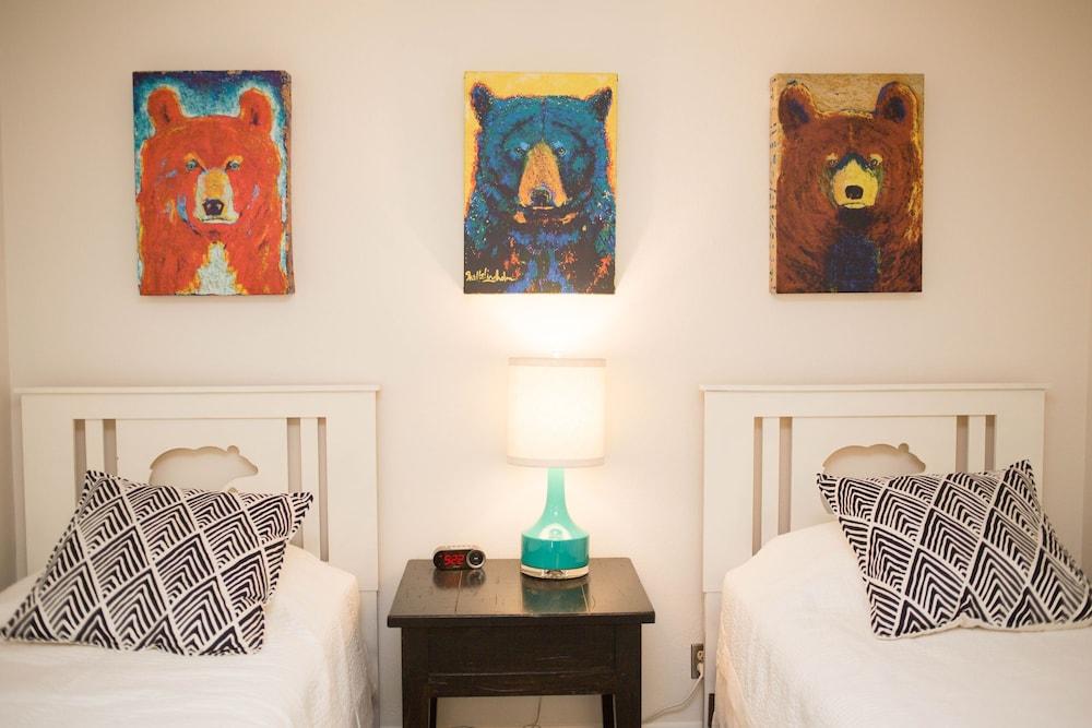 Gorgeous & Modern 3 Br  Plaza 3 Bedroom Condo - No Cleaning Fee! by RedAwning