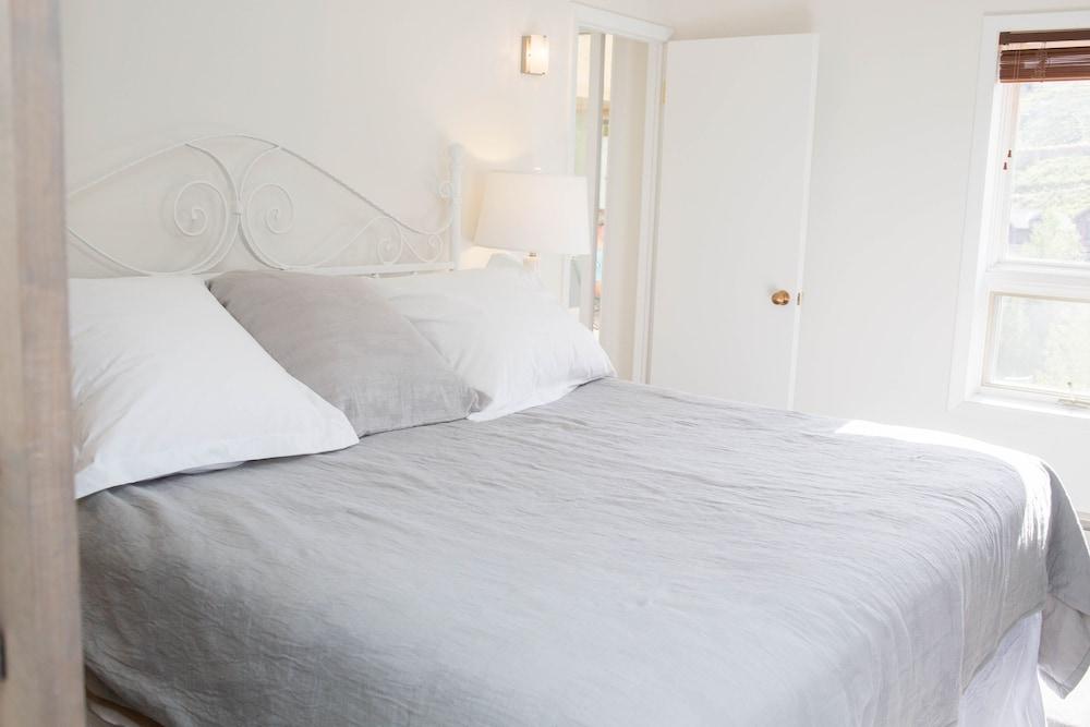 Gorgeous & Modern 3 Br  Plaza 3 Bedroom Condo - No Cleaning Fee! by RedAwning