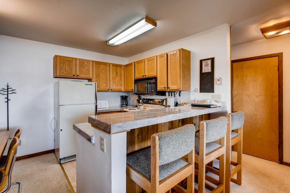 2 Br Buttes - Breathtaking Views Of Mountain Range 2 Bedroom Condo - No Cleaning Fee! by RedAwning