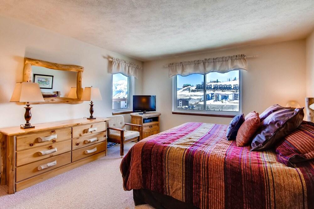 3 Br Unit With Fireplace & Mountain Views 3 Bedroom Condo - No Cleaning Fee! by RedAwning