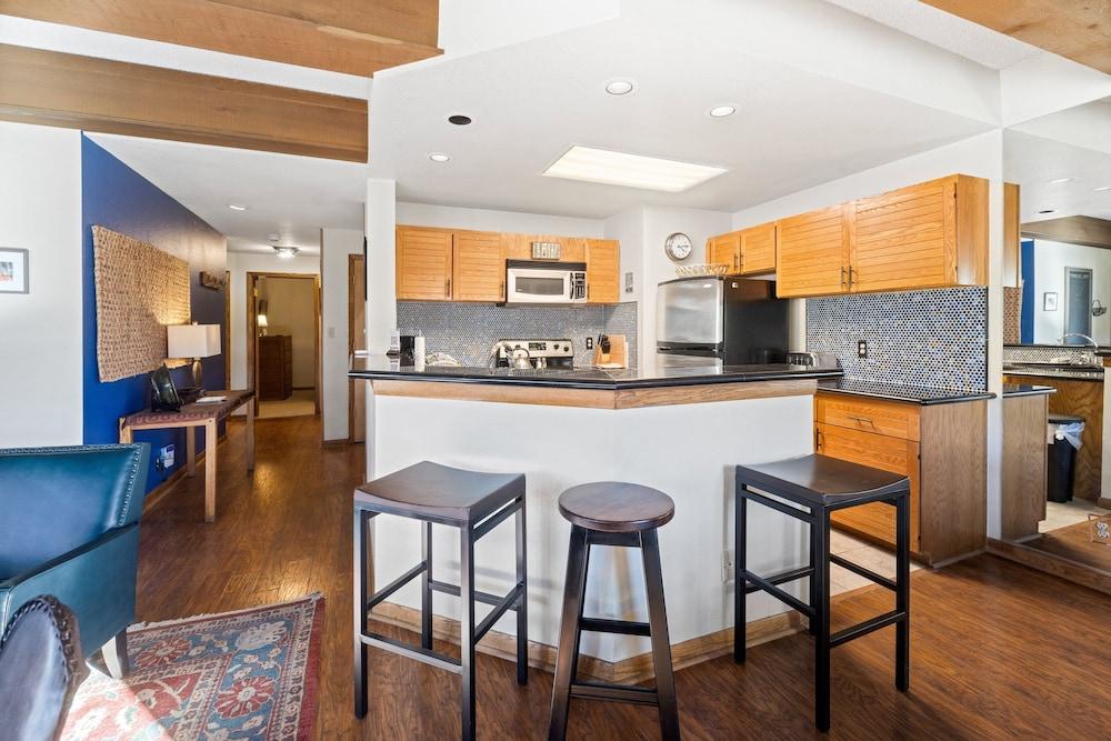 Mountain Views From This Plaza  - Sleeps 6 2 Bedroom Condo - No Cleaning Fee! by RedAwning