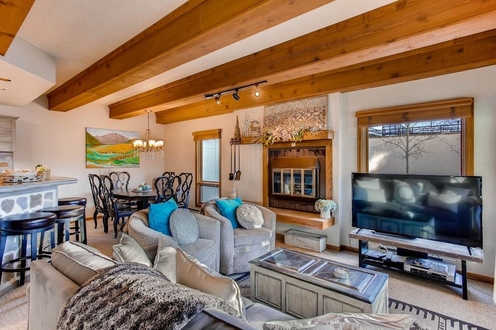 Mountain Views From This Plaza  - Sleeps 6 2 Bedroom Condo - No Cleaning Fee! by RedAwning