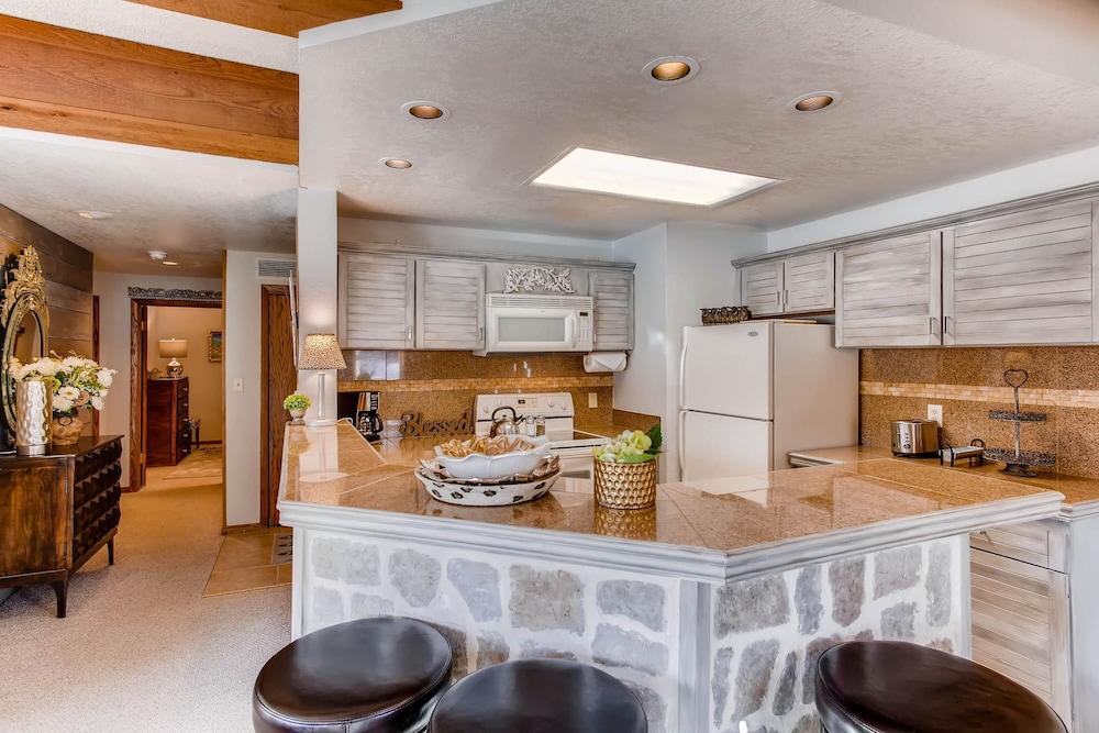 Mountain Views From This Plaza  - Sleeps 6 2 Bedroom Condo - No Cleaning Fee! by RedAwning