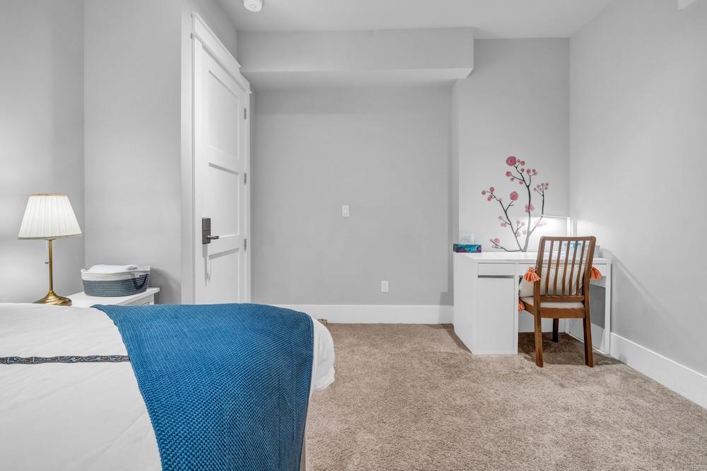 Vancouver West Cozy Retreat by Host Launch