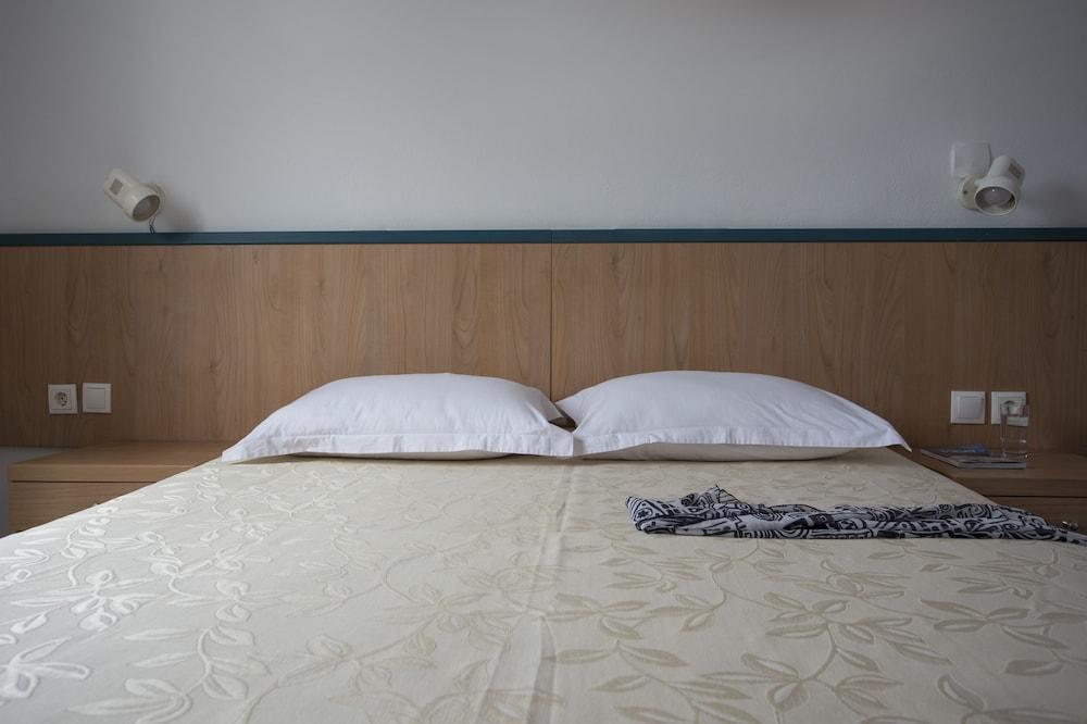 Romani Studios Perissa