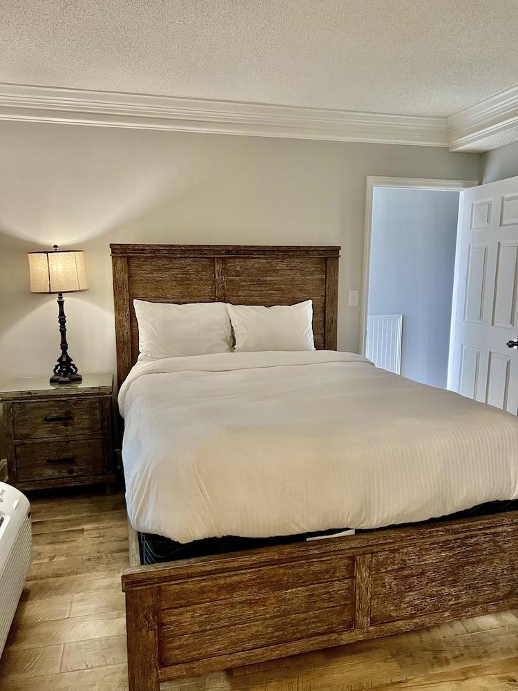 Newly Renovated 102 2BD Condo with Riverview Balcony by RedAwning