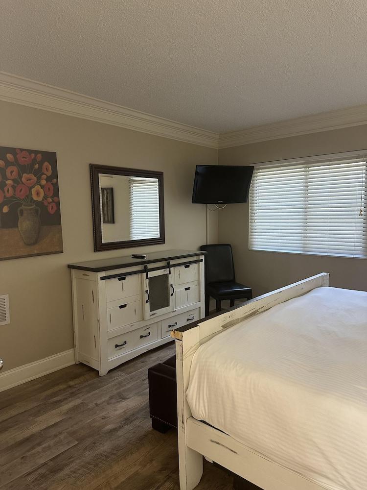 Smoky Mountains 304 2BD Condo with Private Balcony and Fireplace by RedAwning