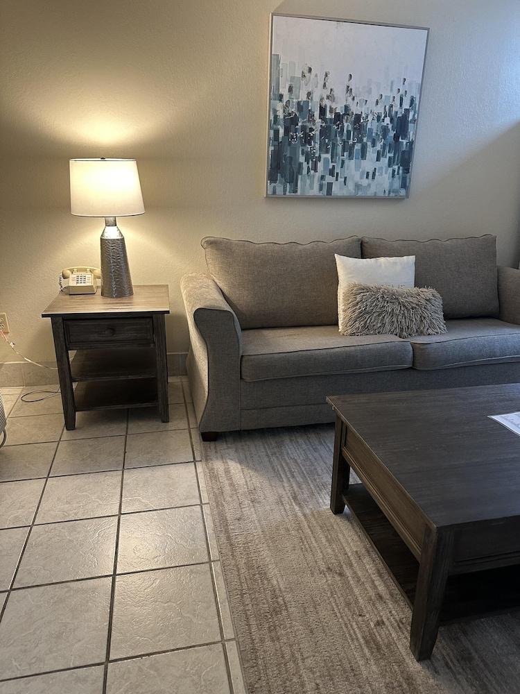 609 1bd 1 Bedroom Condo by RedAwning