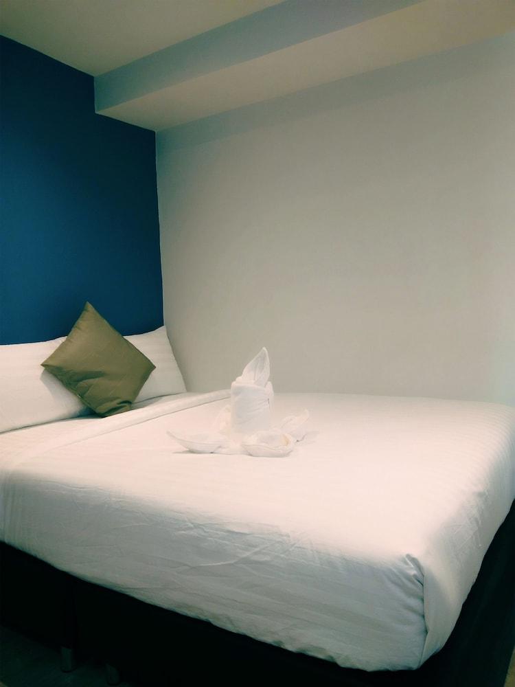 Sleep With Me Bangkok - BTS Phra Khanong