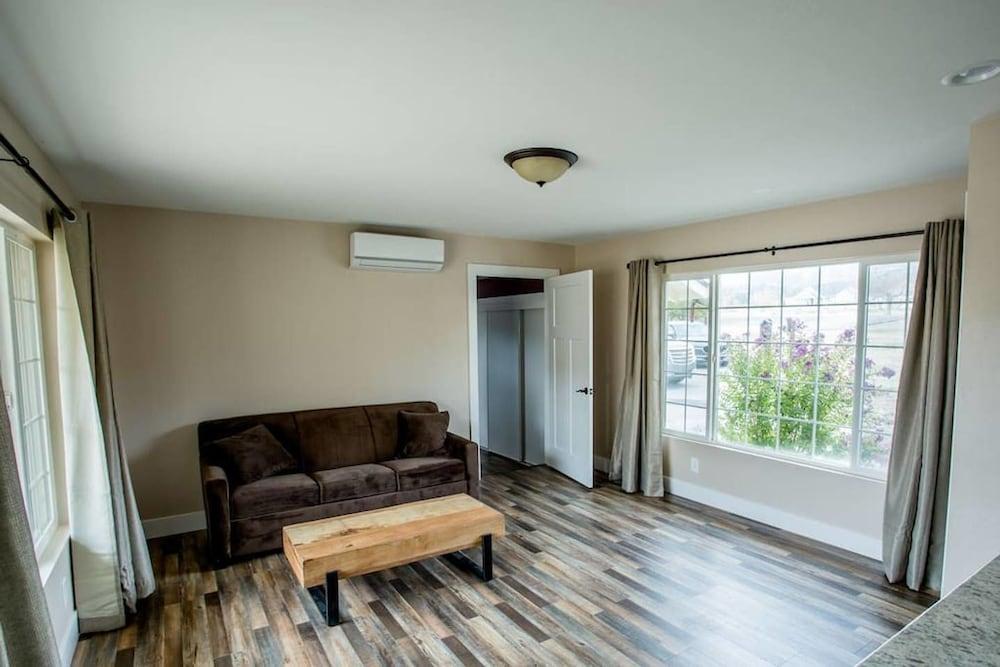 Wine Suite at Rellik House. Winery & Alpaca Farm