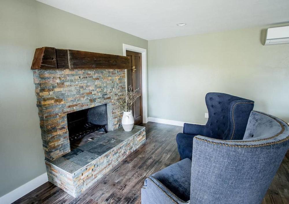 Wine Suite at Rellik House. Winery & Alpaca Farm