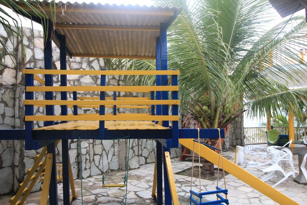 Jacuma's Lodge Hotel