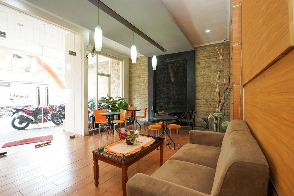 OYO 450 Semampir Residence