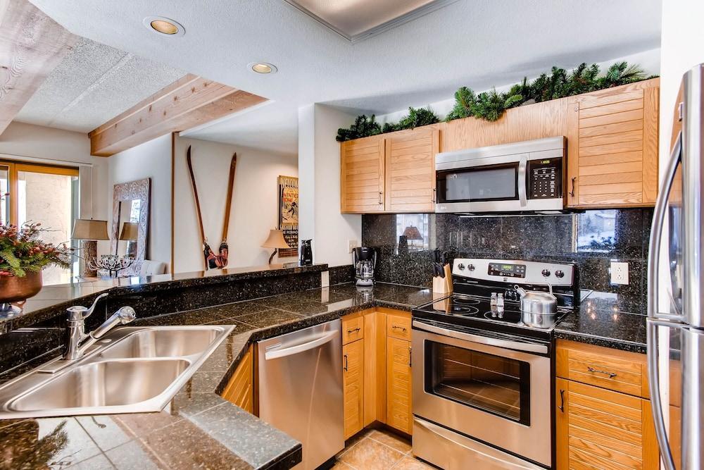 2Br Gorgeous Plaza Condo With A Fireplace - No Cleaning Fee! by RedAwning