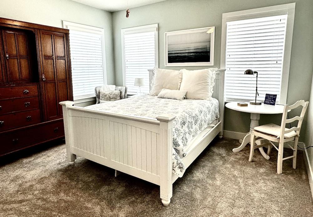 Bay Side 4 Bedroom Home by RedAwning