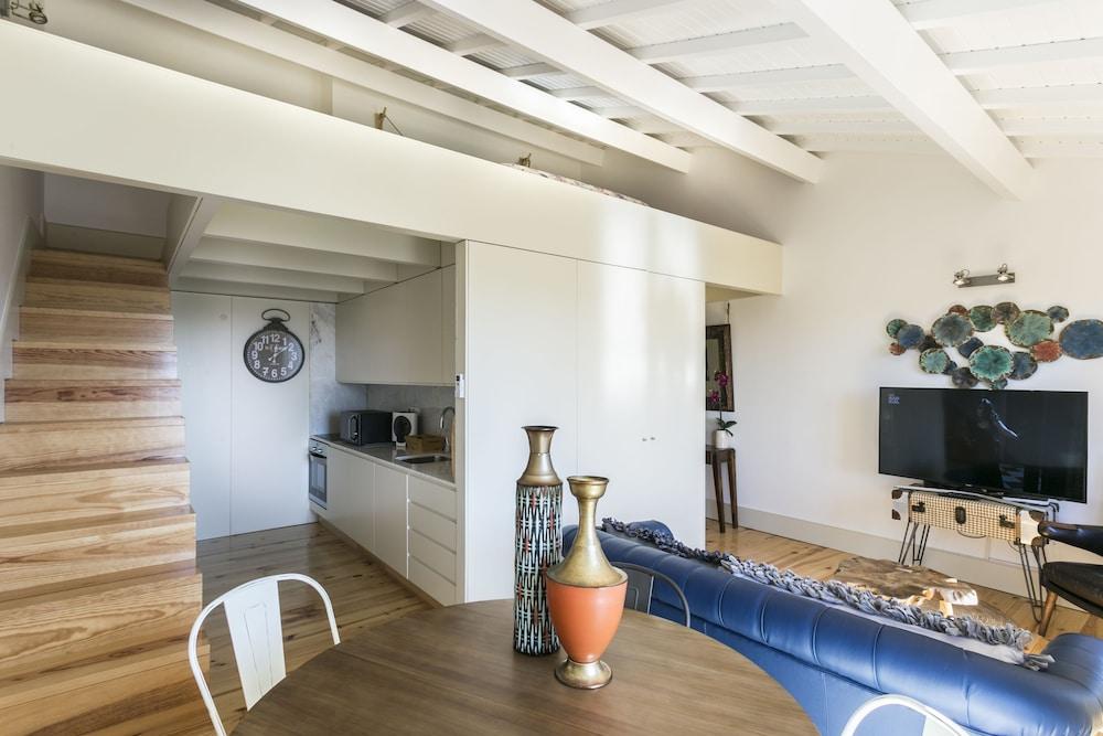 Charming Mezzanine Rooftop View