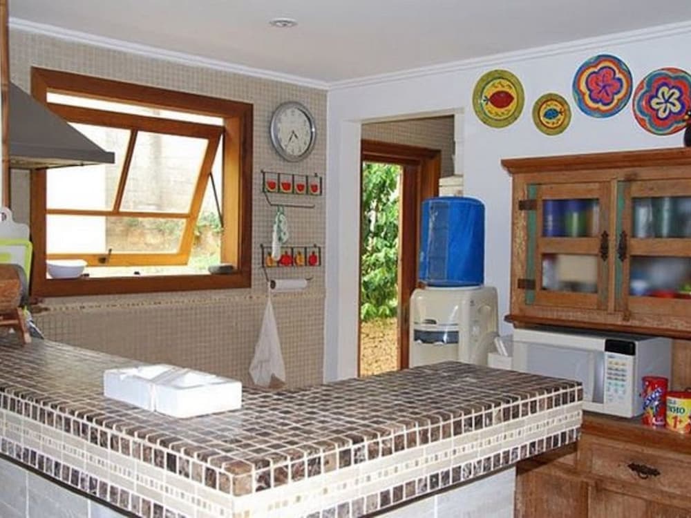 Casa 4 suites a 200m da Rua das Pedras